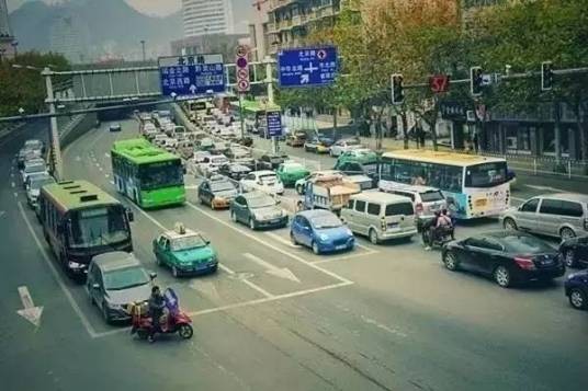花溪大道(贵阳市境内的干道)