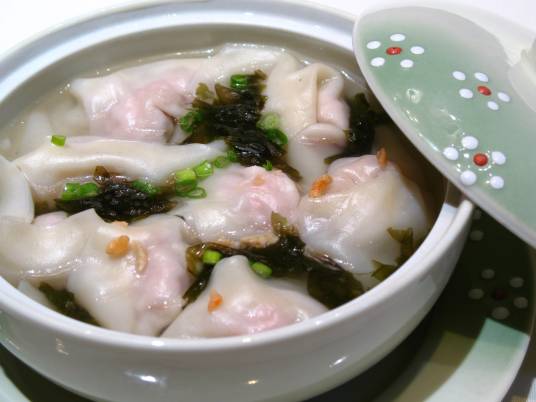 菜肉馄饨（以鲜肉糜与蔬菜为馅料的江南传统面食）