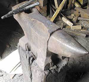 铁砧（古代锻打金属用的铁制垫座）