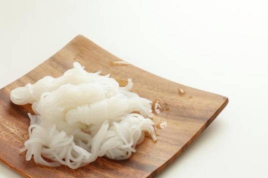 魔芋丝（一种由魔芋制成的丝状食品）
