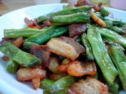 五花肉炒扁豆