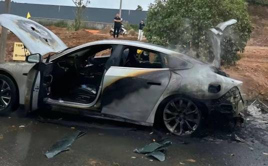 2·29小鹏汽车撞交通标志起火事故