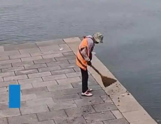9·7青岛环卫工人将垃圾扫进大海事件