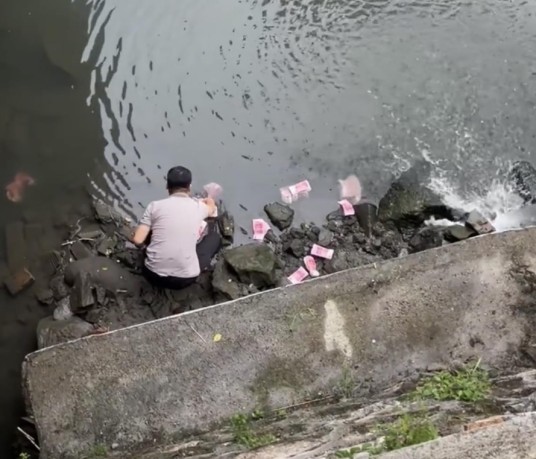 6·12深圳河道惊现大量钞票事件