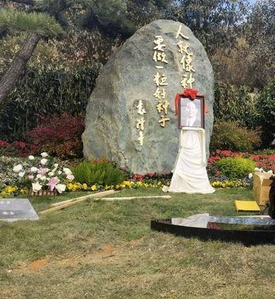 袁隆平墓
