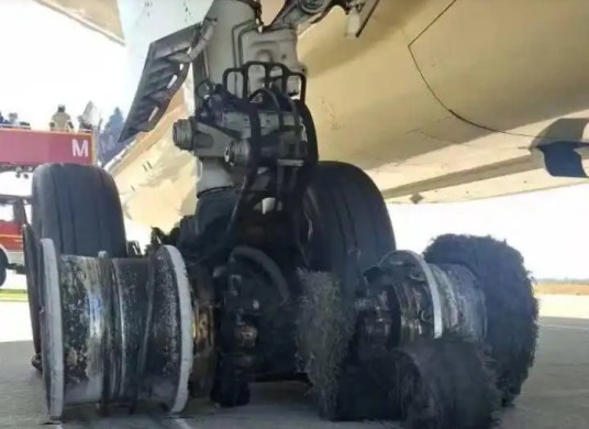 8·15越南航空波音787‑9客机擦尾事件