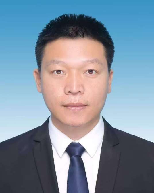 李忠伟（内蒙古自治区牙克石市委副书记，市人民政府党组书记、代理市长）
