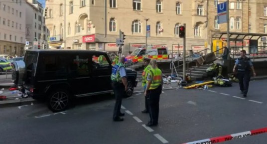 5·2德国斯图加特车辆冲撞人群事件