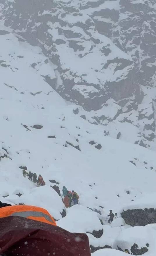 10·5珠峰东坡营地突降暴雪事件