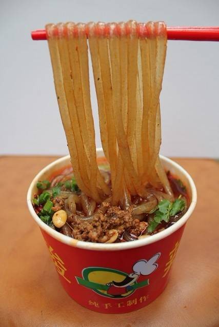 天下第一粉（以红薯粉、手工榨菜为主料制作的菜品）
