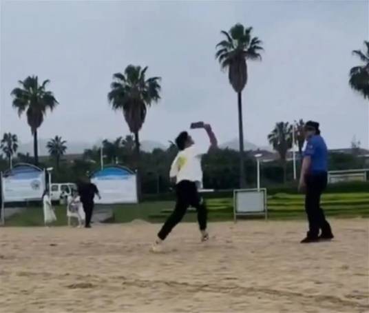 5·5厦门男子占道经营持刀阻碍执法事件