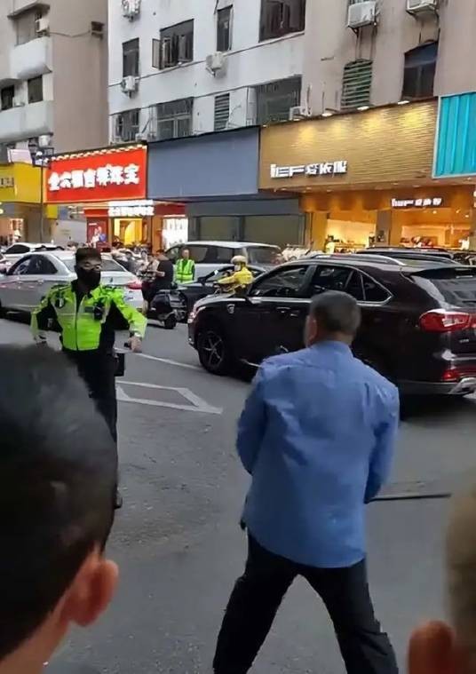 11·3东莞男子向交警挥棍事件