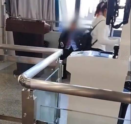 11·8桂林火车站工作人员躺坐答复旅客事件
