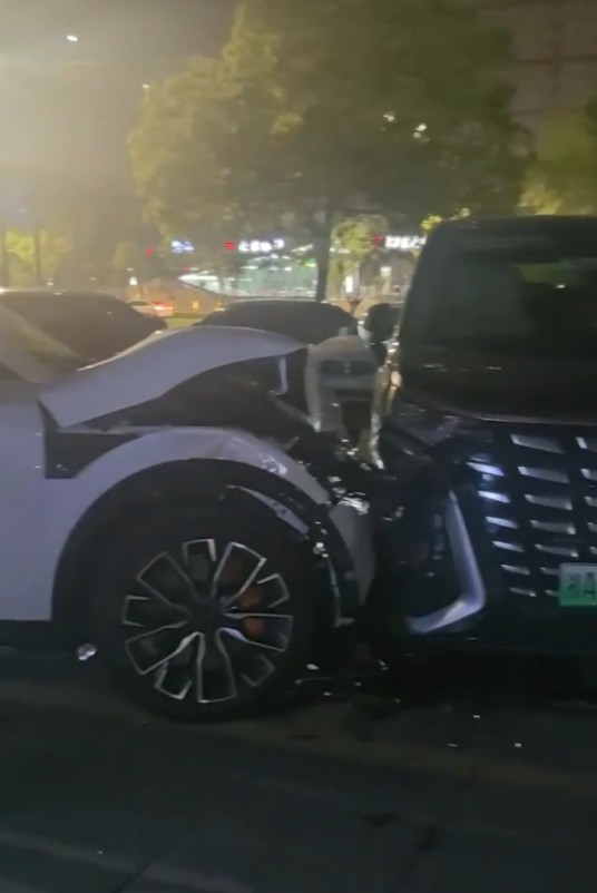 4·23杭州女司机停车场撞坏七辆车事件