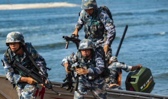 海训（部队在夏季进行濒海实战化训练）