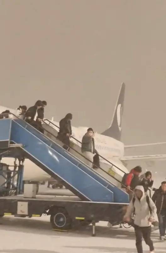 12·2山航大雪中降落事件