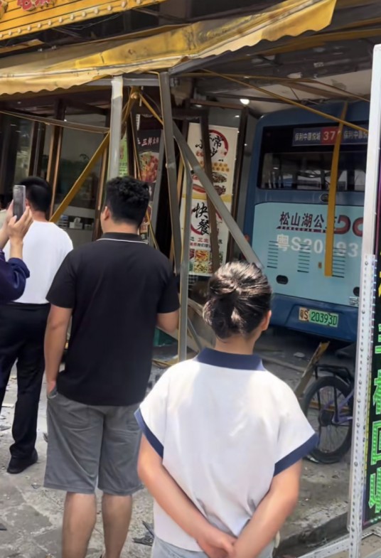 4·26东莞公交车撞进餐馆事件