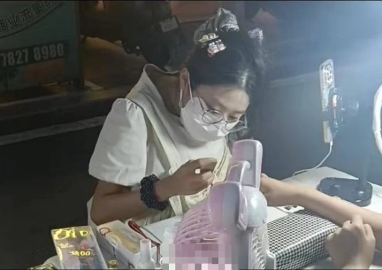 何灵（四川宜宾脊柱侧弯女孩）