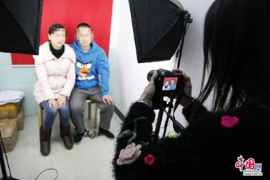 戴脚镣登记结婚