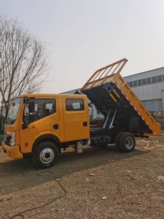 自卸翻斗车